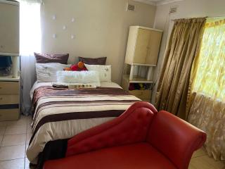 Spacious Poolside Paradise - 5