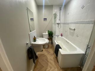 City Apartment - Sleeps 4 & Free Parking - 7