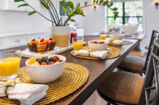 Spanish Charm 4br Guest House Private Yard - 3