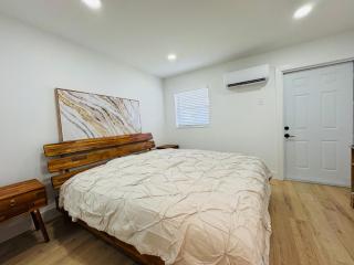 Modern Hollywood Beach Retreat 2BDx2BTH - Games, WiFi, AC - 4