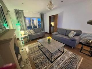 Spacious modern three Bedroom Bungalow ample parking - 0