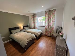 Spacious modern three Bedroom Bungalow ample parking - 7