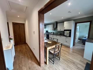 Spacious modern three Bedroom Bungalow ample parking - 6