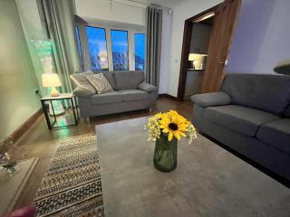 Spacious modern three Bedroom Bungalow ample parking - 1