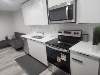 Stylish furnished 2bedroom suite near YYC Airport - 1