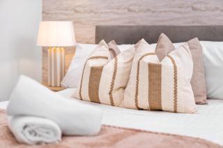 Stylish Apartment - Balcony - JQ - City Centre - Netflix - WiFi 139k - 1