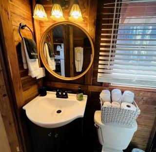 Beautiful Cabin by the Lake Nestled in Sabine National Forest for a Romantic Retreat in Hemphill, Texas - 1