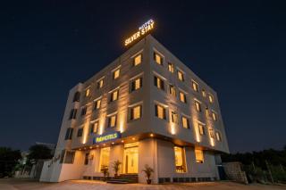 FabHotel Cozzy Stay - Indus land hospital , landscape park & morden school , D- mart - 3