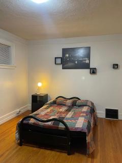 Central Downtown Kitchener Stay - 1