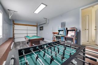 Spacious 5BR Home In Heart Of Poconos By Camelback Skiing Swimming Lake - 3