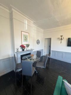 2 Bedroom Apartment in Chiswick - 5