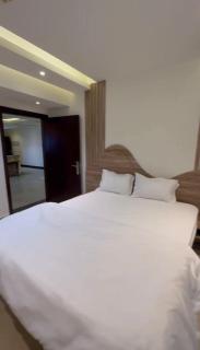 Beautiful Two Bedrooms Apartment Downtown Dubai - 9