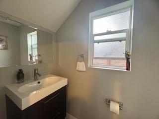 Modern New 3B2B House 10 mins to Downtown LA - 3