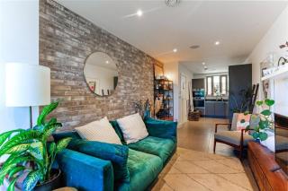 Vibrant Top Floor Apartment Hackney Wick - 7