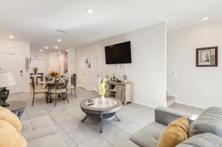 4 Mi to EverBank Stadium! Stylish Suburban Retreat - 0