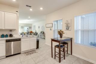 4 Mi to EverBank Stadium! Stylish Suburban Retreat - 1