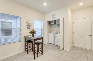 4 Mi to EverBank Stadium! Stylish Suburban Retreat - 2
