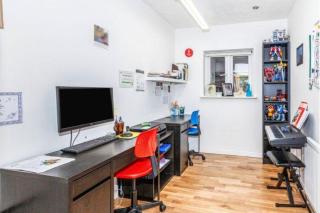 Heathrow Horizon Homestay - 3