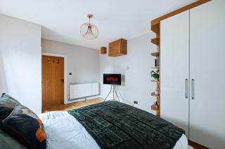 Meadow House with Driveway Parking, Spacious Garden, Fast Wifi and Smart TVs by Yoko Property - 9