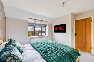 Meadow House with Driveway Parking, Spacious Garden, Fast Wifi and Smart TVs by Yoko Property - 2