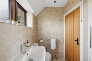 Meadow House with Driveway Parking, Spacious Garden, Fast Wifi and Smart TVs by Yoko Property - 5