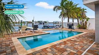 Castaway Waterfront Home - 0