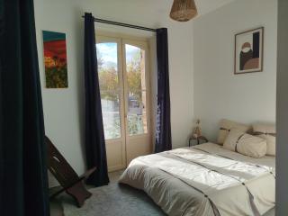 Charmant appart avec balcon donnant sur place de la mairie - 0