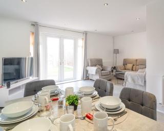 Spacious 3-Bed Home with parking - 8