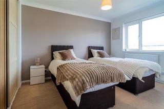 Spacious 3-Bed Home with parking - 6