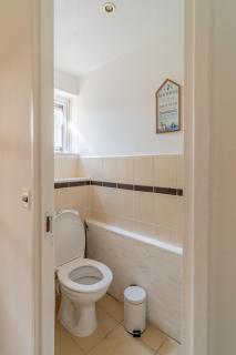 Spacious 3-Bed Home with parking - 5