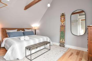 Commercial St Private Patio Dog Welcome - 8