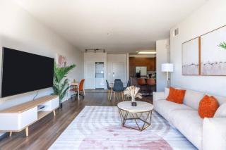 Sleek Marina Den Central Gym Pool King Bed - 7