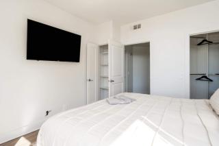 Sleek Marina Den Central Gym Pool King Bed - 3