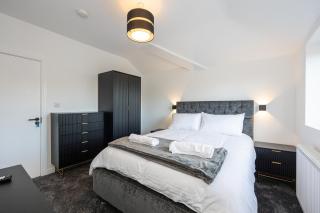 Luxury 5 Bedroom House Parking & EV Near Manchester Centre - 8