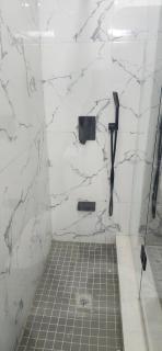 King Bed Ensuite Toilet Central Mississauga - Mississauga - 4