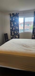 King Bed Ensuite Toilet Central Mississauga - 5