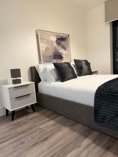 Modern 2BR in M5, Man United Stadium, and MediaCity - 1