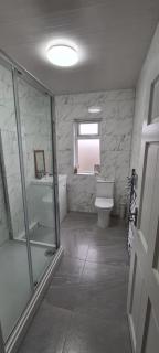 Comfortable London Home Private Bathroom and Kitchen Quick Heathrow Access - 4