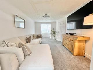 Contemporary 4-Bed home for Contractors & Families - 0