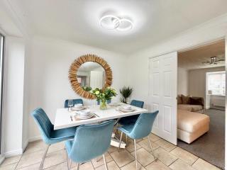 Contemporary 4-Bed home for Contractors & Families - 9