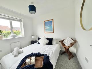 Contemporary 4-Bed home for Contractors & Families - 2