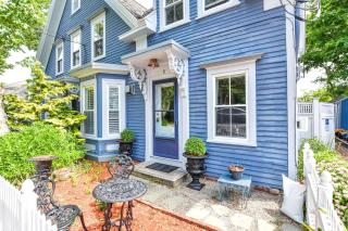 Gas Fireplace Front Patio & Parking Spot - 6