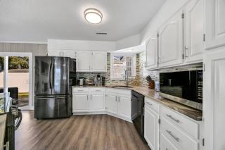 Sea La Vie Villa 3BD Beach Retreat fence yard - 6