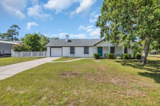 Sea La Vie Villa 3BD Beach Retreat fence yard - 5