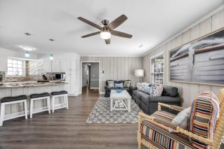 Sea La Vie Villa 3BD Beach Retreat fence yard - 3