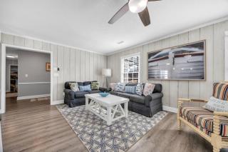 Sea La Vie Villa 3BD Beach Retreat fence yard - 2