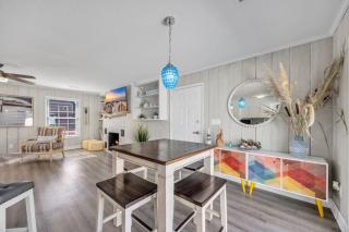 Sea La Vie Villa 3BD Beach Retreat fence yard - 1