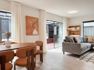 North Shore Convenience Stay 3BR - Yard & Deck - 9