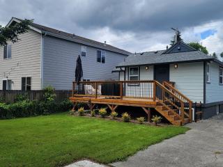 Conveniently located 3 bed in Bremerton with deck - 6