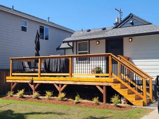 Conveniently located 3 bed in Bremerton with deck - 4